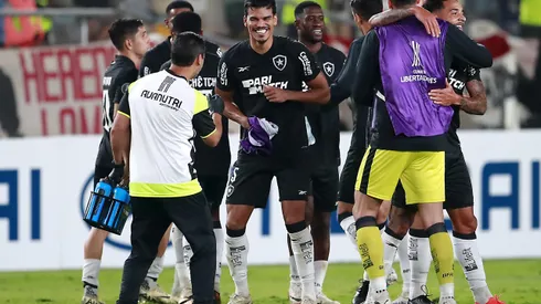 Jogadores do Botafogo comemorando vitória pela Libertadores. (Foto de Daniel Apuy/Getty Images)