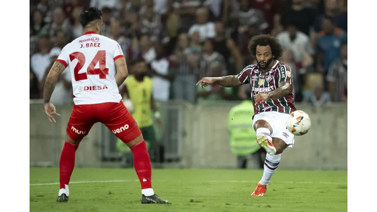 Marcelo jogador do Fluminense chuta para marcar seu gol durante partida contra o Cerro Porteno. Foto: Jorge Rodrigues/AGIF