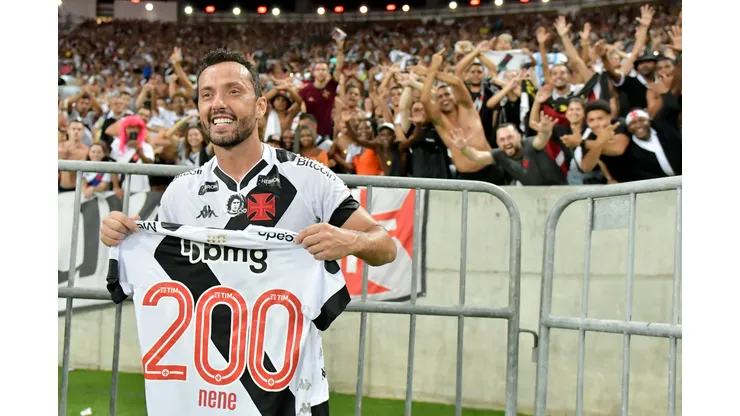 Nenê sorteia camisa dos 200 jogos pelo Vasco.