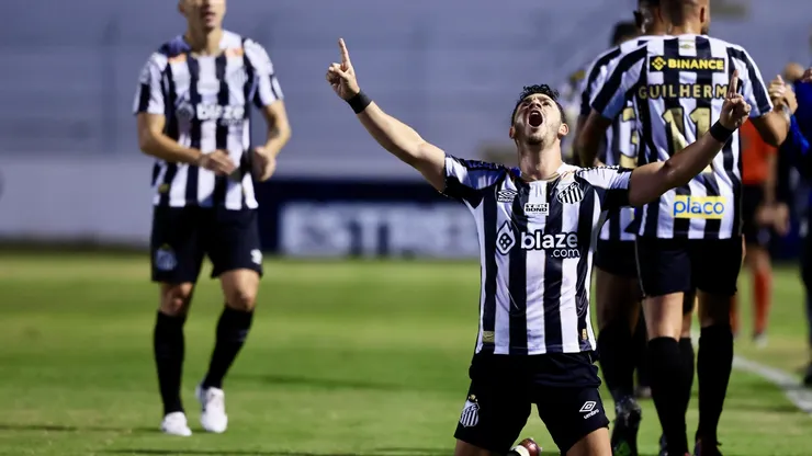 Santos entrará em campo neste final de semana. Giuliano, do Santos, comemora gol na Série B. Marcello Zambrana/AGIF.