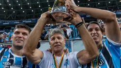 RS - PORTO ALEGRE - 06/04/2024 - GAUCHO 2024, GREMIO X JUVENTUDE - FINAL - Renato Portaluppi tecnico do Gremio comemora conquista do campeonato com Geromel e Kannemann apos partida contra o Juventude no estadio Arena do Gremio pelo campeonato Gaucho 2024. Foto: Liamara Polli/AGIF