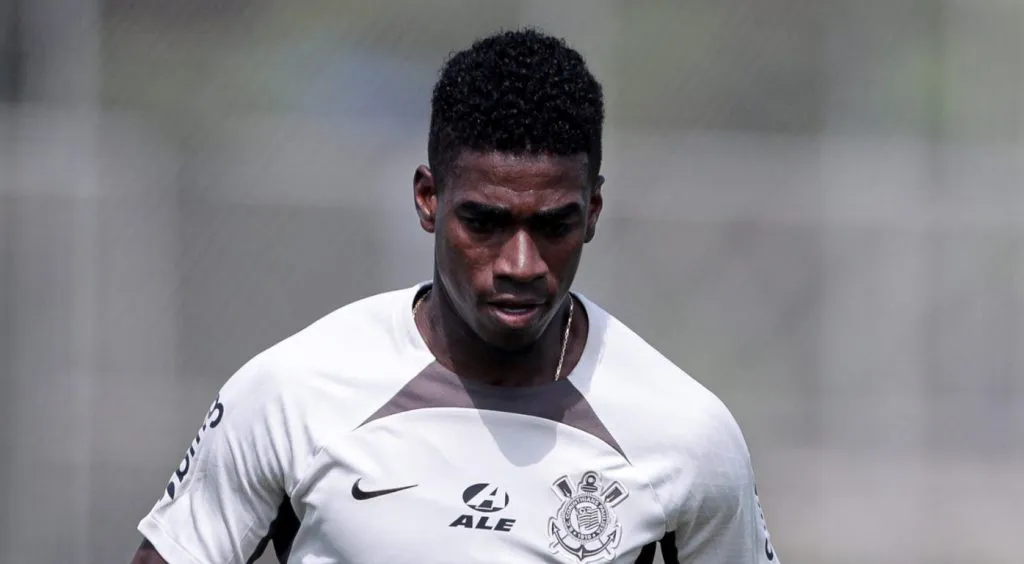 Félix Torres em treino do CT do Corinthians