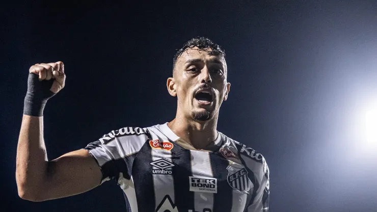 Pituca comemorando o triunfo em Campinas. Foto: Raul Baretta / Santos FC