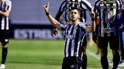 Giuliano, jogador do Santos comemorando seu gol diante da Ponte Preta.