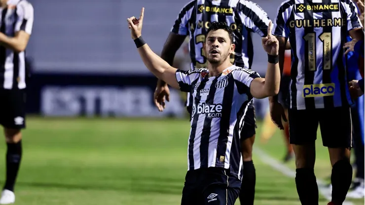 Giuliano, jogador do Santos comemorando seu gol diante da Ponte Preta.