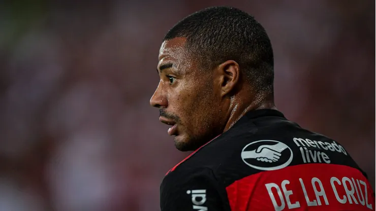 De la Cruz, meia do Flamengo, durante partida contra o Bolívar no estádio Maracanã pela Copa Libertadores