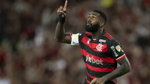 Gerson comemorando o gol marcado contra o Bolívar