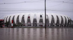 No entorno do Estadio Beira-Rio, as aguas do Lago Guaiba comecam a baixar lentamente neste sabado (11/05/2024). Uma sequencia de fortes chuvas causadas por um evento climatico extremo atingiu o estado do Rio Grande do Sul causando alagamentos e enchentes, deixando desabrigados e mortos em diferentes cidades colocando toda regiao estado de calamidade publica. FOTO: Maxi Franzoi/AGIF