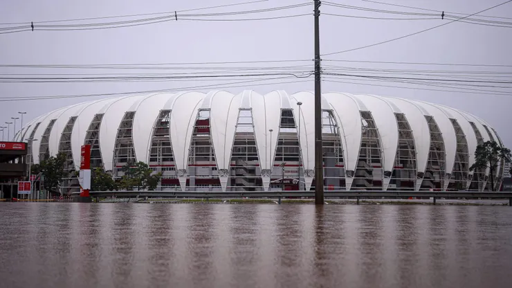 No entorno do Estadio Beira-Rio, as aguas do Lago Guaiba comecam a baixar lentamente neste sabado (11/05/2024). Uma sequencia de fortes chuvas causadas por um evento climatico extremo atingiu o estado do Rio Grande do Sul causando alagamentos e enchentes, deixando desabrigados e mortos em diferentes cidades colocando toda regiao estado de calamidade publica. FOTO: Maxi Franzoi/AGIF