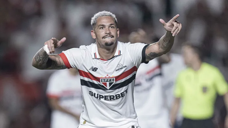 Luciano comemorando gol marcado contra o Atlético-GO pelo Brasileirão 2024