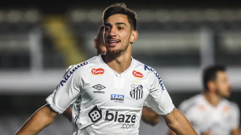 SP - SANTOS - 20/04/2024 - BRASILEIRO B 2024, SANTOS X PAYSANDU - Pedrinho jogador do Santos comemora seu gol durante partida contra o Paysandu no estadio Vila Belmiro pelo campeonato Brasileiro B 2024. Foto: Reinaldo Campos/AGIF