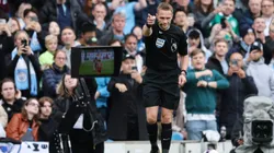 O árbitro Craig Pawson concede um pênalti ao Manchester City após verificar se há uma falta no monitor VAR do lado do campo durante a partida da Premier League entre Manchester City e Wolverhampton Wanderers no Etihad Stadium em 04 de maio de 2024 em Manchester, Inglaterra. Foto: Matt McNulty/Getty Images.