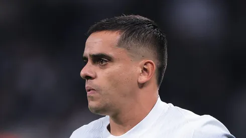 Fagner durante partida contra o Argentinos Juniors. Lateral é cobiçado no mercado.