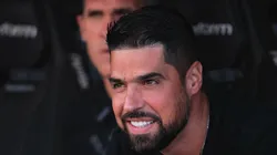 António Oliveira durante partida contra o Fluminense. Técnico pode receber reforço.