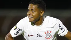 Wesley comemorando seu gol durante partida entre Botafogo-SP e Corinthians, no estádio Santa Cruz, pelo Campeonato Paulista, no dia 14/02/2024.
