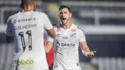 Guilherme e Giuliano, jogadores do Santos. Confira onde assistir Ponte Preta x Santos pela Série B./AGIF
