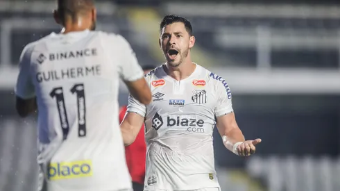 Guilherme e Giuliano, jogadores do Santos. Confira onde assistir Ponte Preta x Santos pela Série B./AGIF