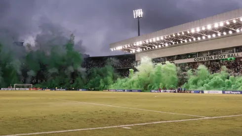 PR - CURITIBA - 24/03/2024 - PARANAENSE 2024, CORITIBA X MARINGA - Vista geral dos fogos de artificio no estadio Couto Pereira para partida entre Coritiba e Maringa pelo campeonato Paranaense 2024. Foto: Robson Mafra/AGIF