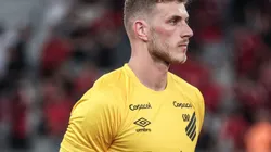 Bento em partida do Campeonato Brasileiro pelo Campeonato Paranaense