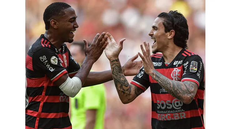 Pedro comemorando comemorando gol contra o Corinthians com Lorran