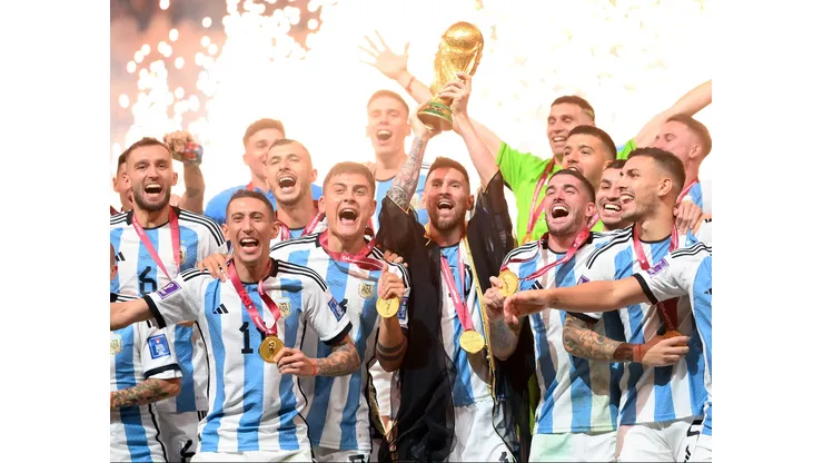 Seleção da Argentina comemorando o título da Copa do Mundo de 2022. (Foto: Dan Mullan/Getty Images)