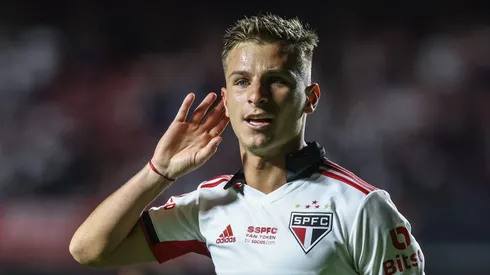Galoppo, m,eia do São Paulo, comemora seu gol com Luciano jogador da sua equipe durante partida contra o Portuguesa no estádio Morumbi pelo campeonato Paulista 2023
