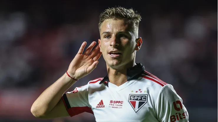Galoppo, m,eia do São Paulo, comemora seu gol com Luciano jogador da sua equipe durante partida contra o Portuguesa no estádio Morumbi pelo campeonato Paulista 2023
