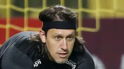 Cássio se aquece antes de uma partida contra o Peñarol. Goleiro está perto de decidir o seu futuro.