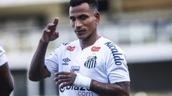 SANTOS X PAYSANDU - Otero jogador do Santos durante execucao do hino nacional antes da partida contra o Paysandu no estadio Vila Belmiro pelo campeonato Brasileiro B 2024. Foto: Reinaldo Campos/AGIF