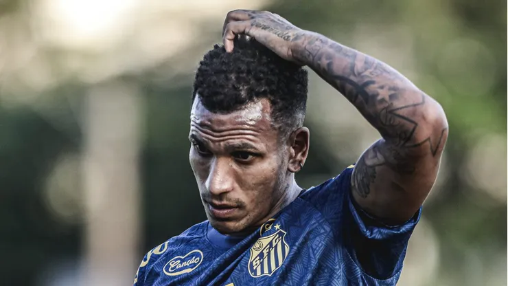 Otero pode ficar fora de vários jogos do Santos.