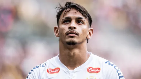 Ponte Preta e Santos duelam pelo Brasileirão Série B.