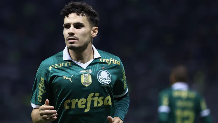 Raphael Veiga jogador do Palmeiras durante partida contra o Botafogo-SP no estadio Arena Allianz Parque pelo campeonato Copa Do Brasil 2024. Raphael Veiga segue perdendo pênaltis no verdão. Foto: Marcello Zambrana/AGIF