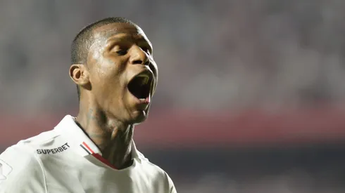 Arboleda comemorando o gol da vitória do São Paulo contra o Fluminense