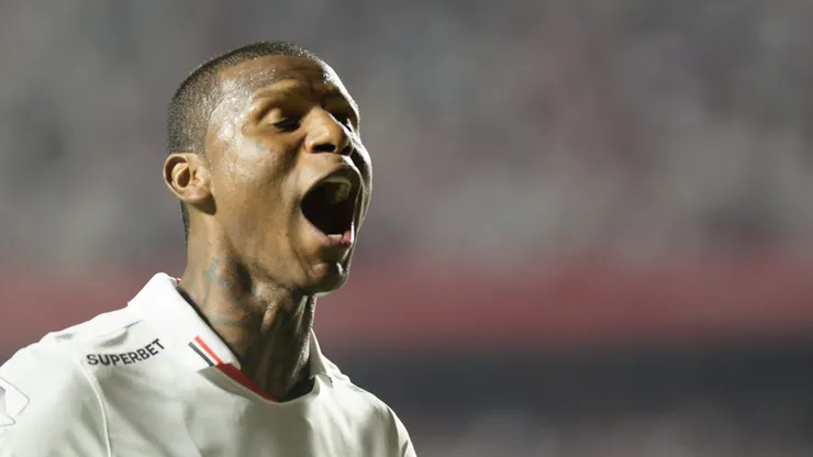 Arboleda comemorando o gol da vitória do São Paulo contra o Fluminense
