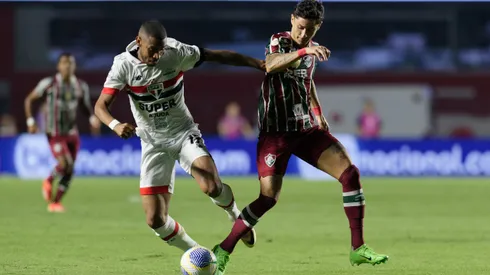 Andre Silva jogador do Sao Paulo disputa lance com Diogo Barbosa jogador do Fluminense. Foto: Anderson Romao/AGIF