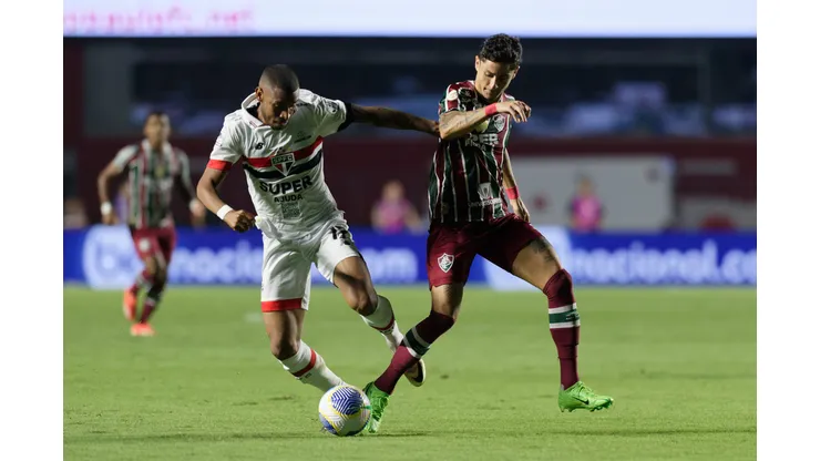 Andre Silva jogador do Sao Paulo disputa lance com Diogo Barbosa jogador do Fluminense. Foto: Anderson Romao/AGIF
