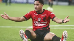 PR - CURITIBA - 03/12/2023 - BRASILEIRO A 2023, ATHLETICO-PR X SANTOS - Vitor Roque jogador do Athletico-PR durante partida contra o Santos no estadio Arena da Baixada pelo campeonato Brasileiro A 2023. Foto: Gabriel Machado/AGIF