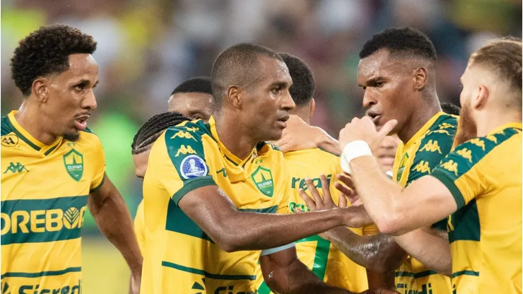 Equipe do Cuiabá comemora gol na Copa Sul-Americana. Foto: Gil Gomes/AGIF
