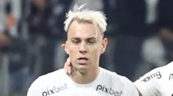 Róger Guedes comemora gol durante partida contra o Atletico-MG. Atacante é descartado na Toca da Raposa.