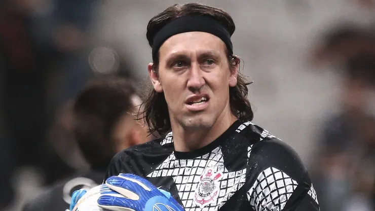 Cássio ainda não decidiu se vai permanecer no Corinthians.