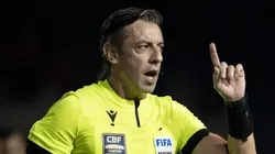 RJ - RIO DE JANEIRO - 12/05/2024 - BRASILEIRO A 2024, VASCO X VITORIA - O arbitro Raphael Claus durante partida entre Vasco e Vitoria no estadio Sao Januario pelo campeonato Brasileiro A 2024.