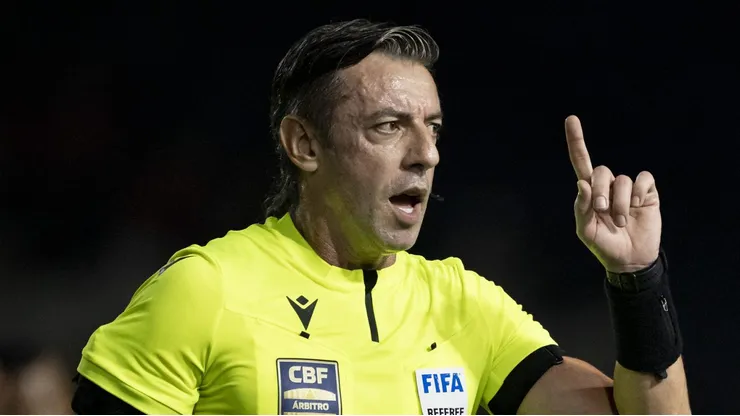 RJ - RIO DE JANEIRO - 12/05/2024 - BRASILEIRO A 2024, VASCO X VITORIA - O arbitro Raphael Claus durante partida entre Vasco e Vitoria no estadio Sao Januario pelo campeonato Brasileiro A 2024.