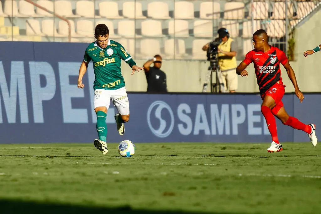Raphael Veiga no pênalti que desperdiçou durante partida entre Palmeiras e Athletico-PR, na Arena Barueri, pelo Campeonato Brasileiro, no dia 12/05/2024. Foto: Marco Miatelo/AGIF