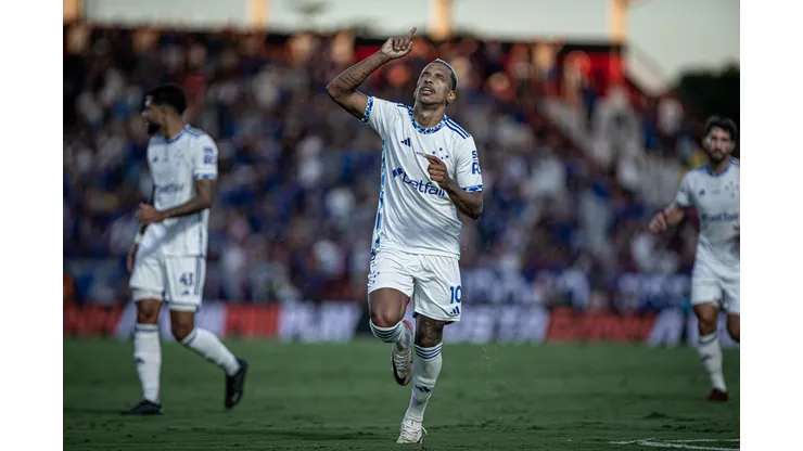 Matheus Pereira foi decisivo neste domingo diante do Atlético-GO.