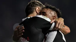 Payet e Vegetti comemorando o segundo gol do Vasco contra o Vitória pelo Brasileirão 2024