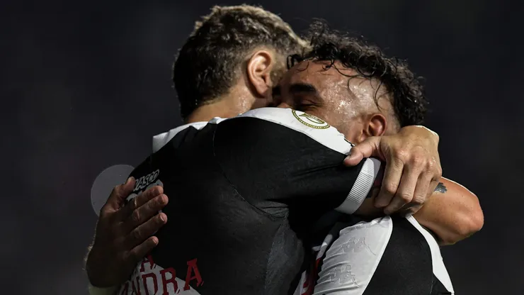 Payet e Vegetti comemorando o segundo gol do Vasco contra o Vitória pelo Brasileirão 2024