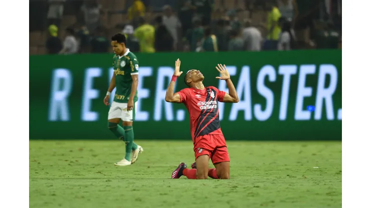 Madson jogador do Athletico-PR comemora seu gol durante partida contra o Palmeiras. Foto: Anderson Romao/AGIF