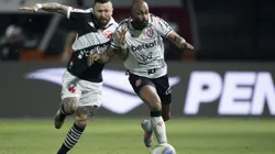 Rossi jogador do Vasco disputa lance com PK jogador do Vitoria durante partida no estadio Sao Januario pelo campeonato Brasileiro A 2024. Foto: Jorge Rodrigues/AGIF
