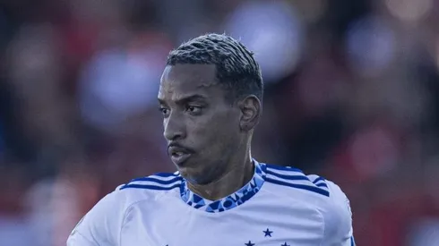 Matheus Pereira durante partida contra o Atletico-GO. Meia é destaque em vitória.