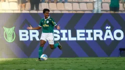 SP - BARUERI - 12/05/2024 - BRASILEIRO A 2024, PALMEIRAS X ATHLETICO-PR - Endrick jogador do Palmeiras disputa lance com durante partida no estadio Arena Barueri pelo campeonato Brasileiro A 2024. Foto: Marco Miatelo/AGIF